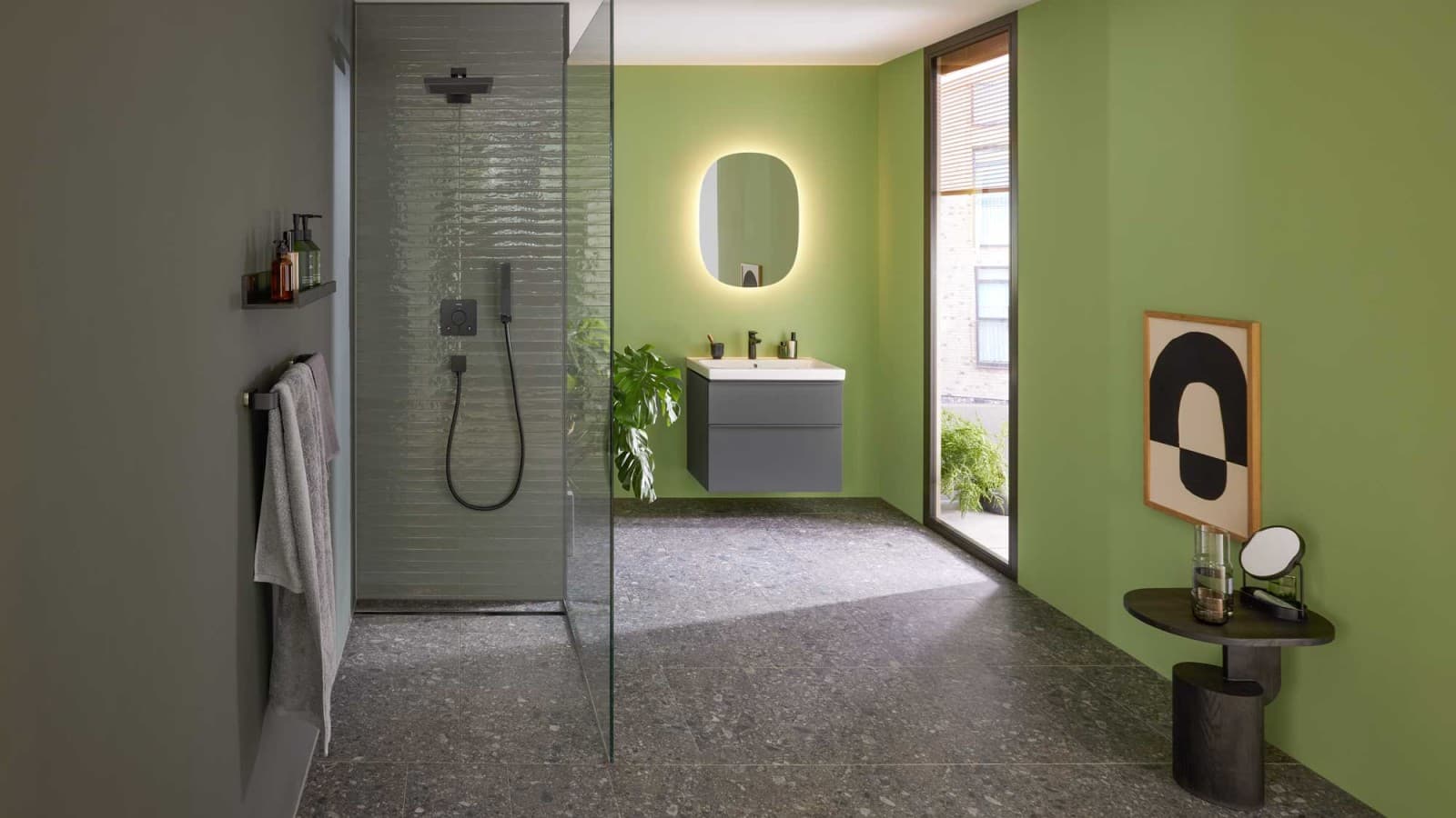 Grönt badrum inrett med möbler och badrumskeramik från Geberit iCon, en svart Geberit CleanLine30 duschränna och en oval Geberit Option-spegel Grönt badrum inrett med möbler och badrumskeramik från Geberit iCon, en svart Geberit CleanLine30 duschränna och en oval Geberit Option-spegel