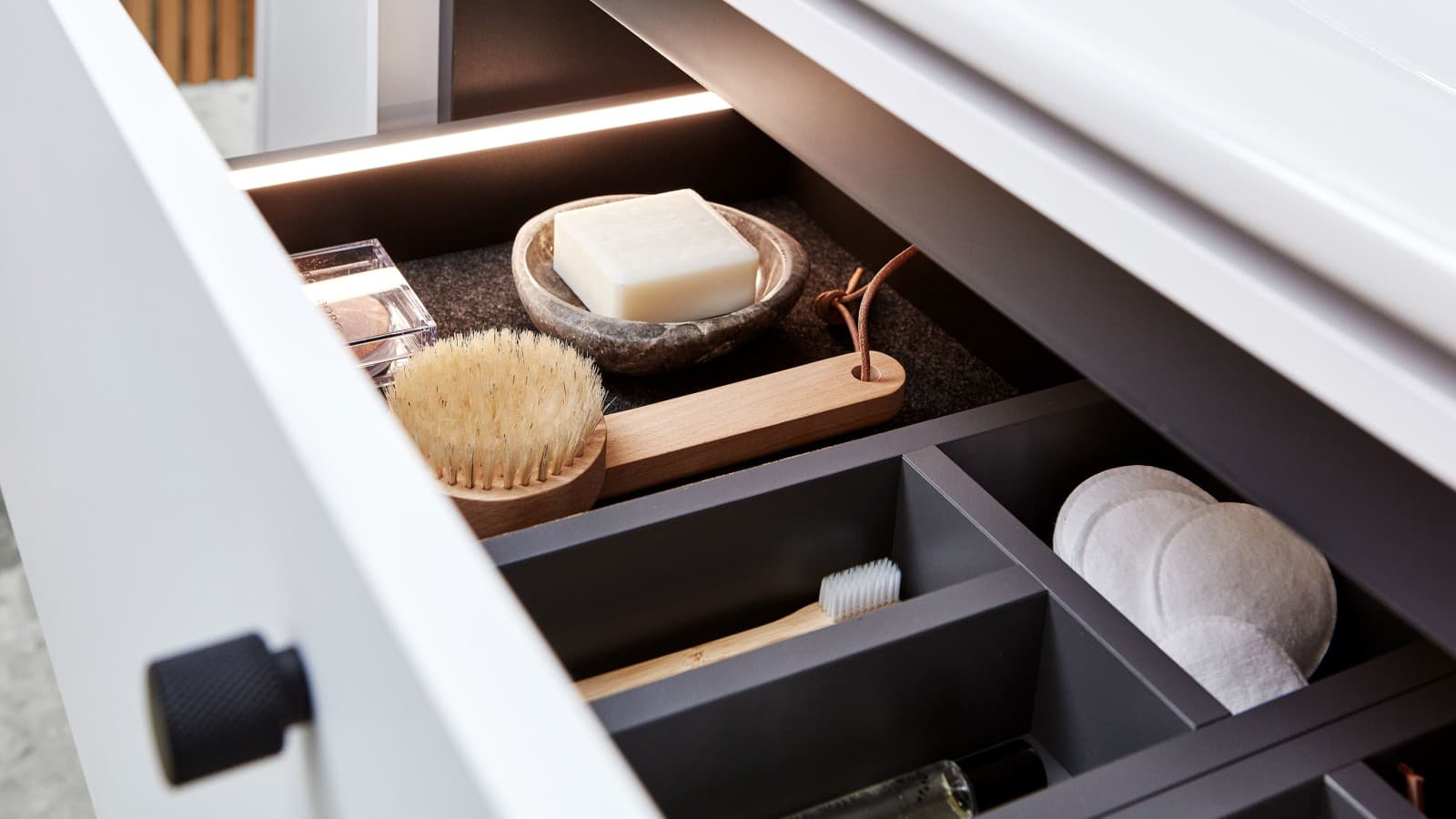 Öppen låda i ett underskåp Öppen låda i ett underskåp