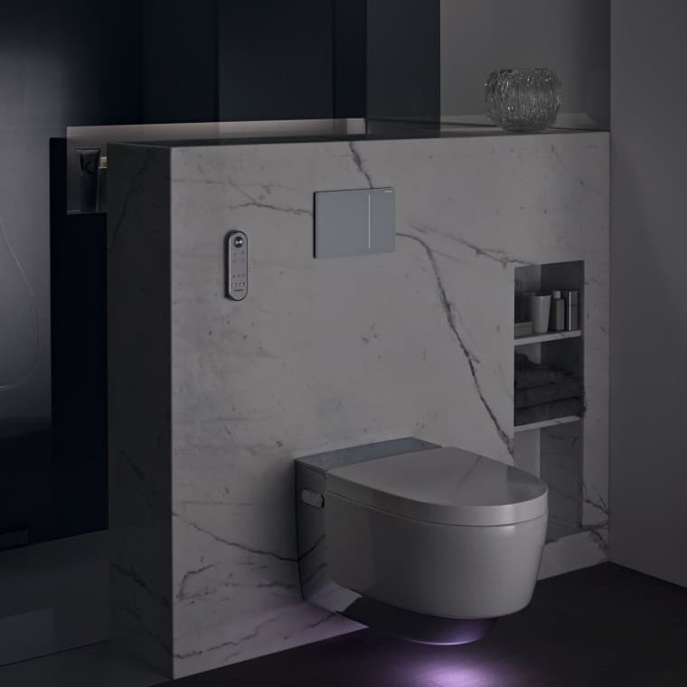 Geberit AquaClean Mera Comfort krom med orienteringsljus (© Geberit) Geberit AquaClean Mera Comfort krom med orienteringsljus (© Geberit)