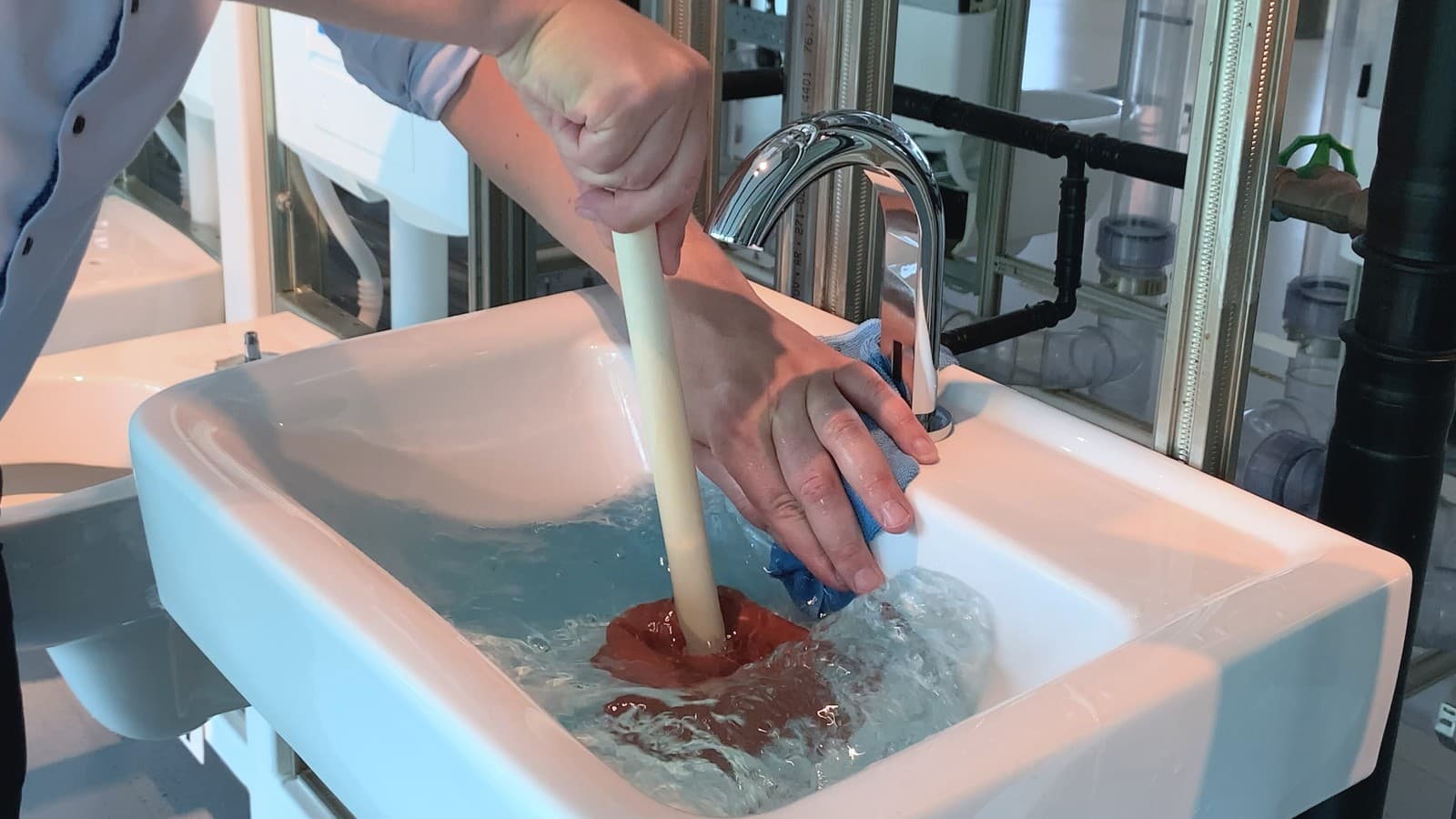 Täck bräddavloppshålet med din hand och en handduk Täck bräddavloppshålet med din hand och en handduk