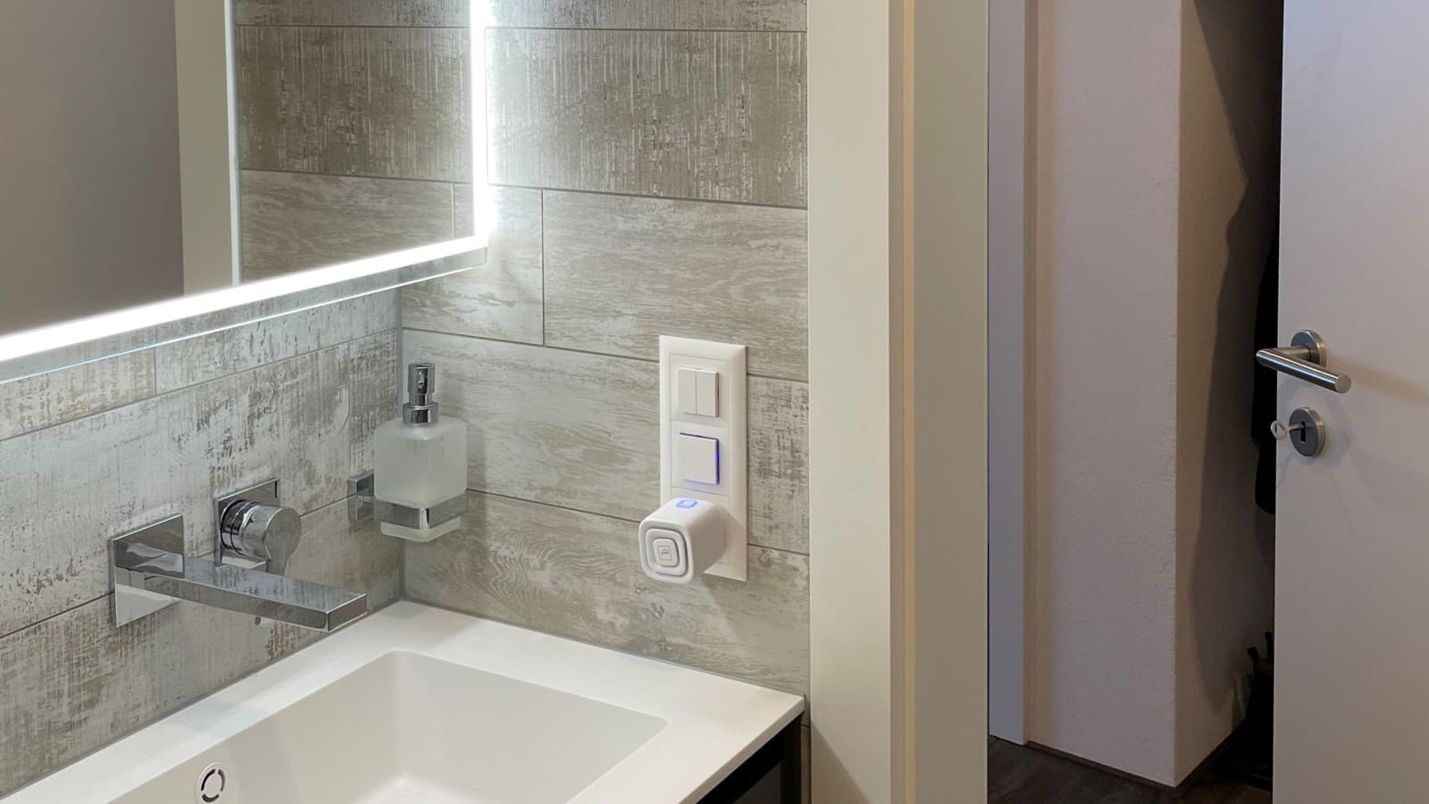 En dörr som öppnas utåt sparar plats i badrummet En dörr som öppnas utåt sparar plats i badrummet