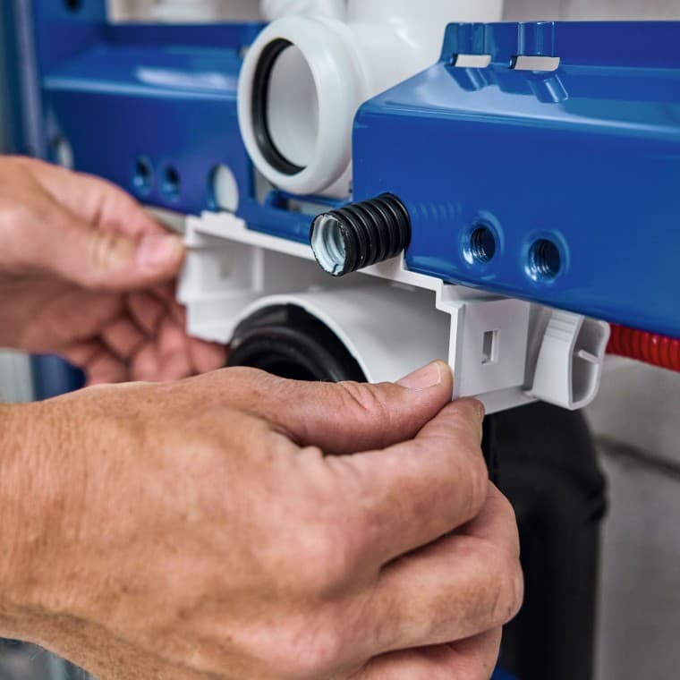 VVS-installatören monterar installationselementet för toaletten och höljet till Geberit Power & Connect Box VVS-installatören monterar installationselementet för toaletten och höljet till Geberit Power & Connect Box