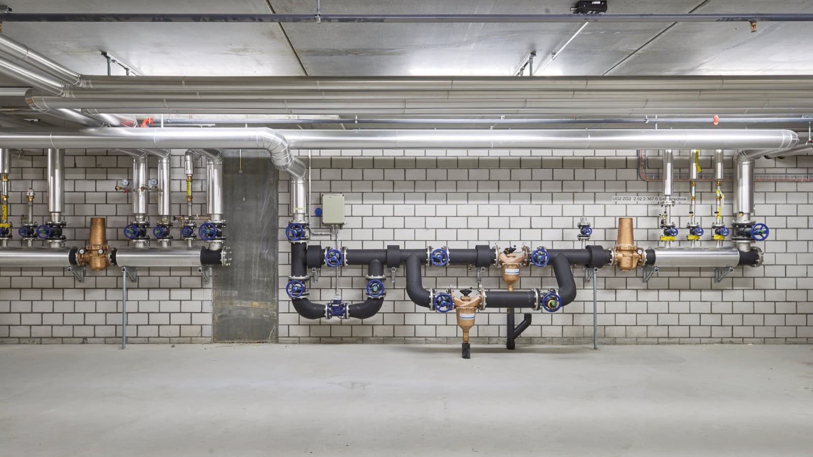 Central vattenbehandling för distribution av tappvatten, som säkerställer en tillförlitlig vattenförsörjning till anläggningar med Geberit Mapress rörsystem i rostfritt stål. Central vattenbehandling för distribution av tappvatten, som säkerställer en tillförlitlig vattenförsörjning till anläggningar med Geberit Mapress rörsystem i rostfritt stål.