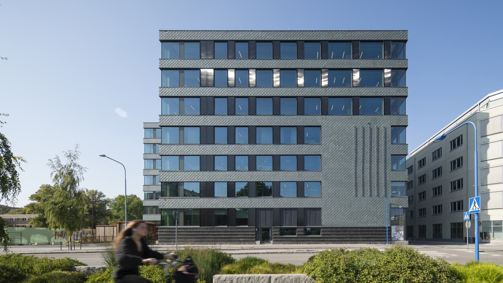 Fasaden av skiffer och integrerade solpaneler säkerställer energieffektivitet (© baraBild) Fasaden av skiffer och integrerade solpaneler säkerställer energieffektivitet (© baraBild)