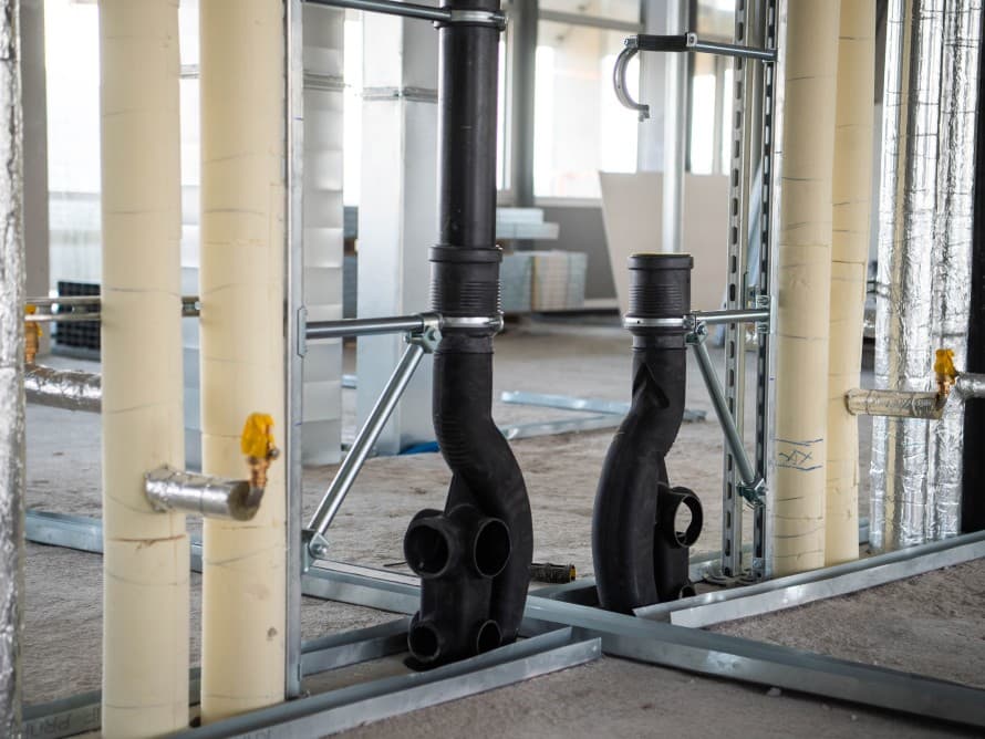 Utloppsrör med Geberit Silent-db20 SuperTube i det ombyggda hyreshuset OMU 93 Utloppsrör med Geberit Silent-db20 SuperTube i det ombyggda hyreshuset OMU 93