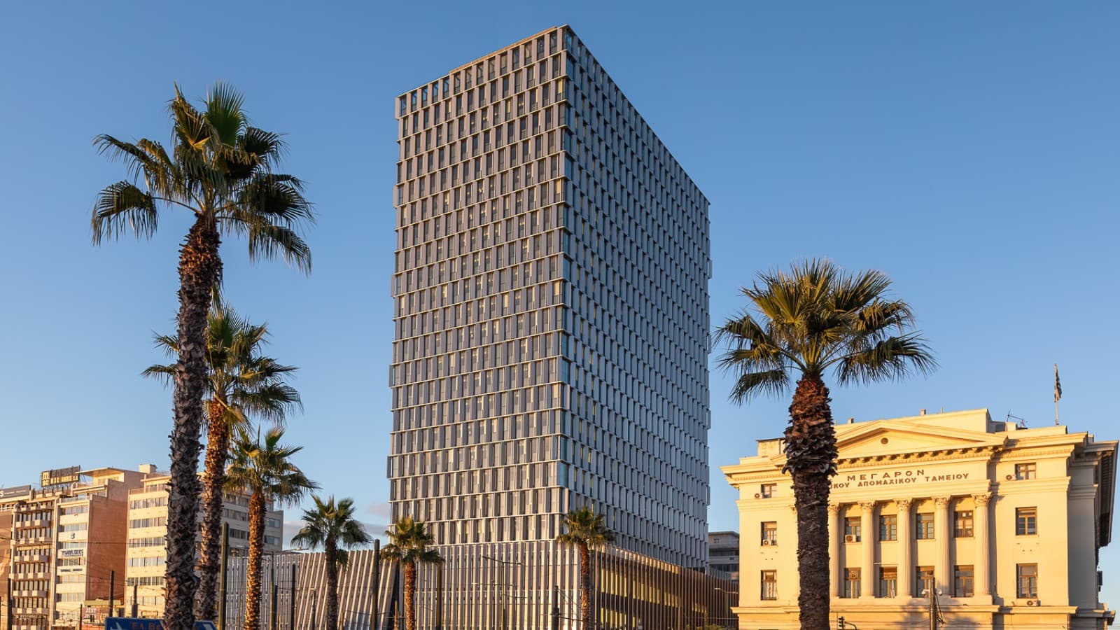 Piraeus Tower Aten (© George Fakaros) Piraeus Tower Aten (© George Fakaros)