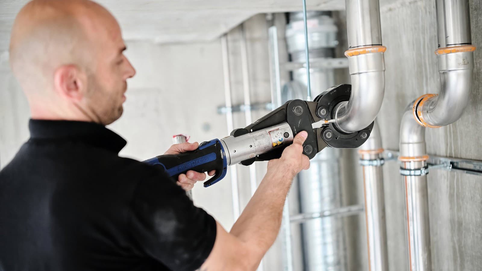 Installatör Danijel Pupic installerar Geberit Mapress Therm Installatör Danijel Pupic installerar Geberit Mapress Therm