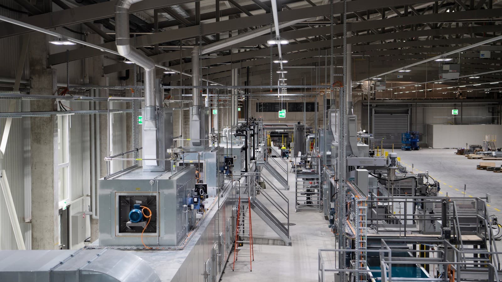 Produktionslinjerna i Swisspearls nya produktionshall i Niederurnen, Schweiz Produktionslinjerna i Swisspearls nya produktionshall i Niederurnen, Schweiz