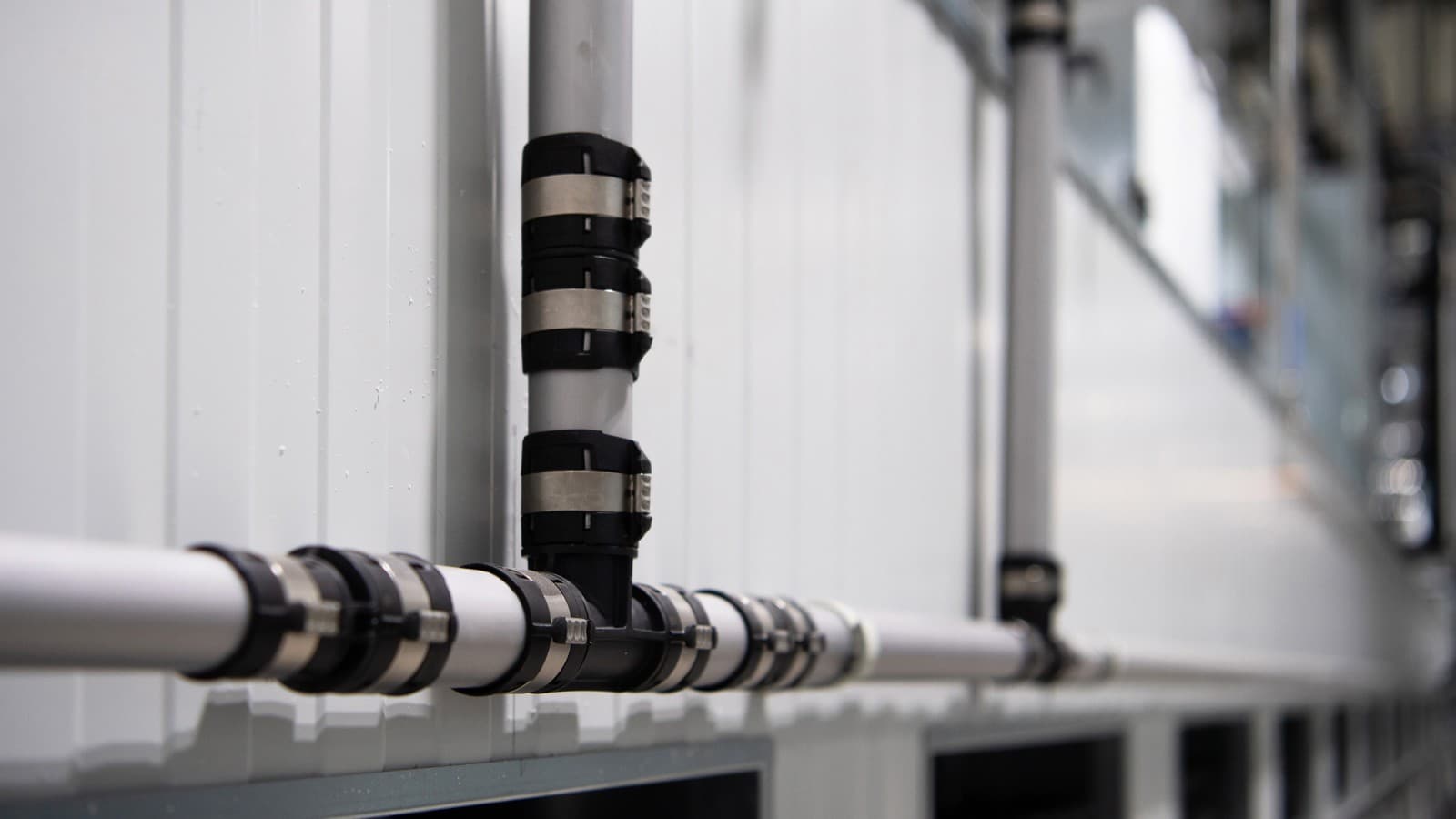 De silvergrå rören från Geberit FlowFit smälter in perfekt i hallens färgsättning De silvergrå rören från Geberit FlowFit smälter in perfekt i hallens färgsättning