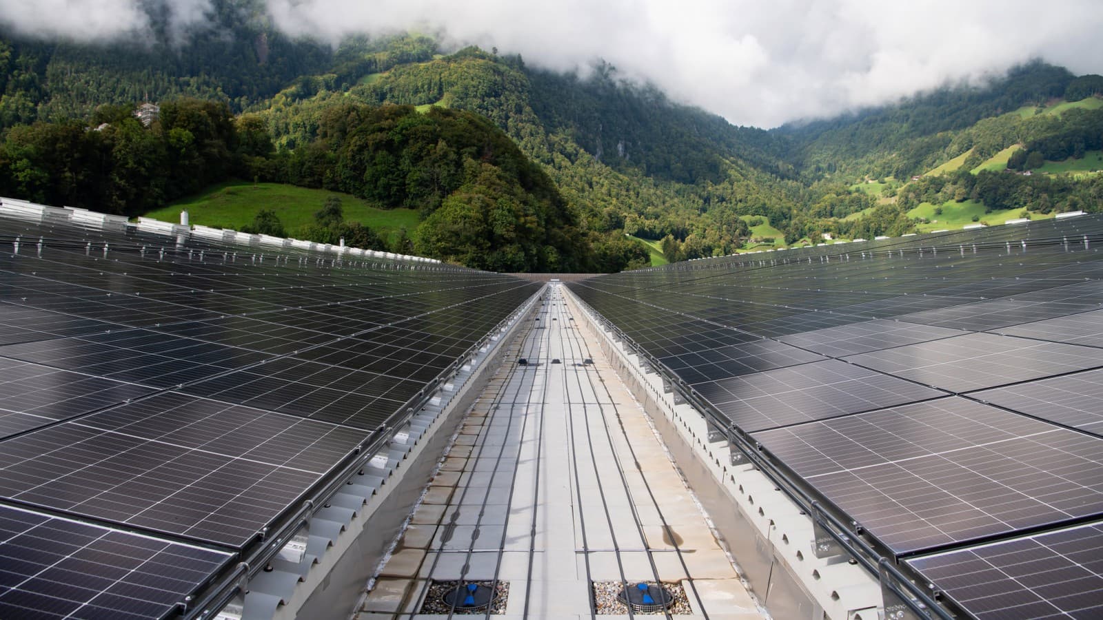 Solenergiproduktion med en storskalig solcellsanläggning och takavvattning med Geberit Pluvia Solenergiproduktion med en storskalig solcellsanläggning och takavvattning med Geberit Pluvia