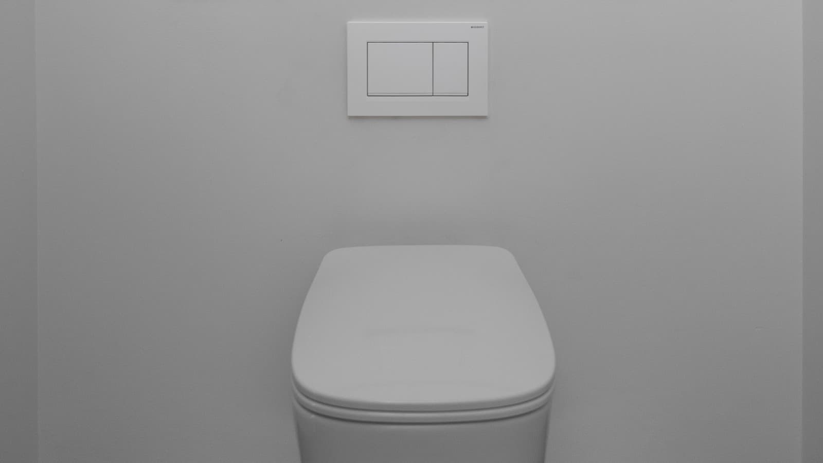 Badrum med Geberit Sigma30 spolplatta (© Geberit) Badrum med Geberit Sigma30 spolplatta (© Geberit)