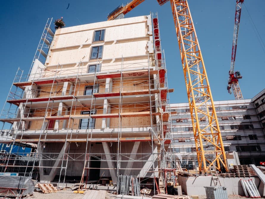 Trähybridkonstruktionsmetoden sätter nya standarder vad gäller byggtid tack vare den höga graden av prefabricering (© Tobias Singer) Trähybridkonstruktionsmetoden sätter nya standarder vad gäller byggtid tack vare den höga graden av prefabricering (© Tobias Singer)
