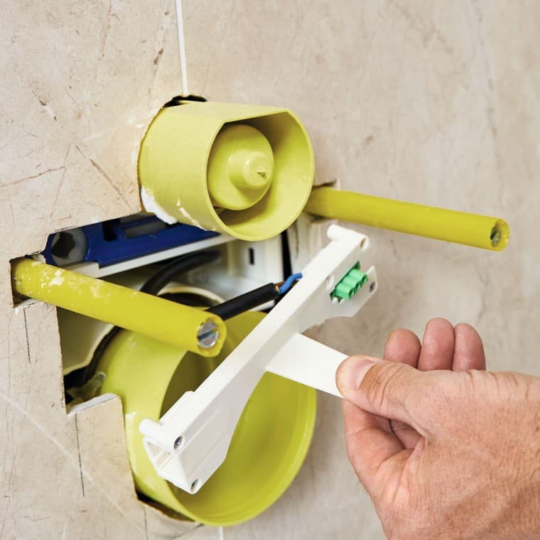 Alternativt: Installation av mellanbotten i Power & Connect Box av elektriker efter beklädnaden Alternativt: Installation av mellanbotten i Power & Connect Box av elektriker efter beklädnaden