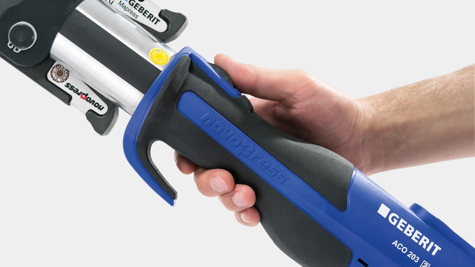 Pressverktygen är ergonomiskt utformade tack vare sina kompakta handtag med halksäkert grepp Pressverktygen är ergonomiskt utformade tack vare sina kompakta handtag med halksäkert grepp